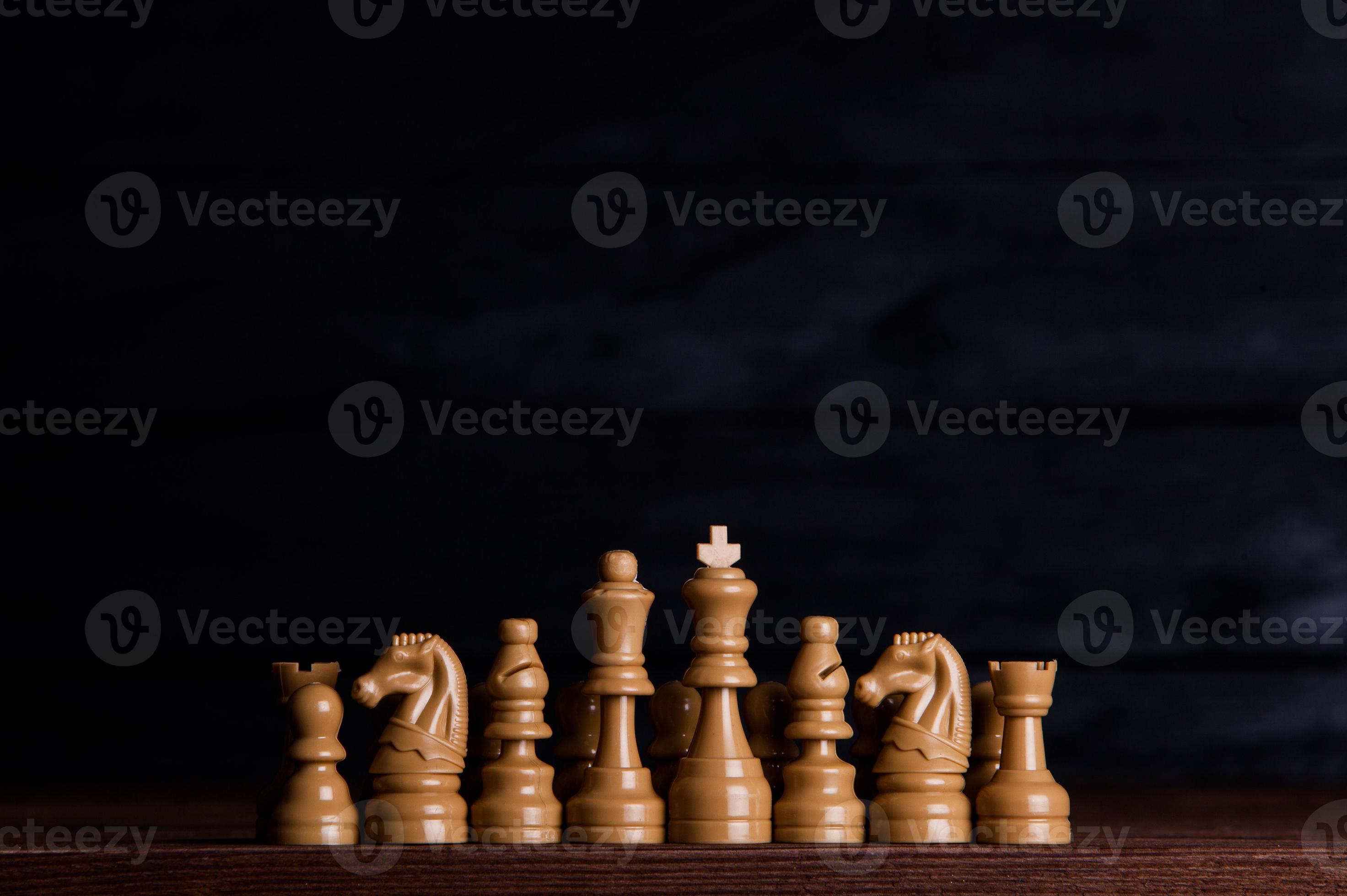 tabuleiro de xadrez com peças de xadrez. xadrez no fundo escuro